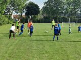 Laatste training S.K.N.W.K. JO9-1 van seizoen 2021-2022 (partijtje tegen de ouders) (36/71)